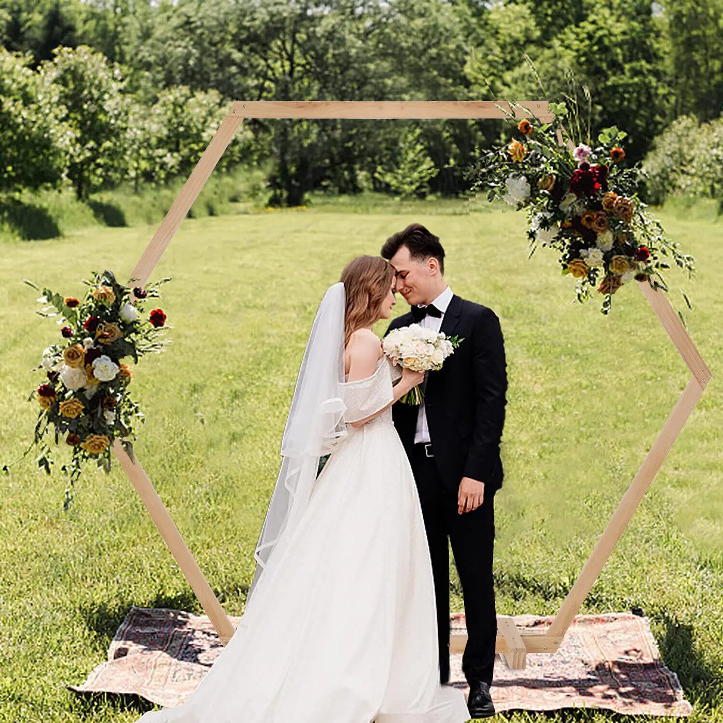 Arco de boda de madera hexagonal (245 x 210 cm) - Base incluida