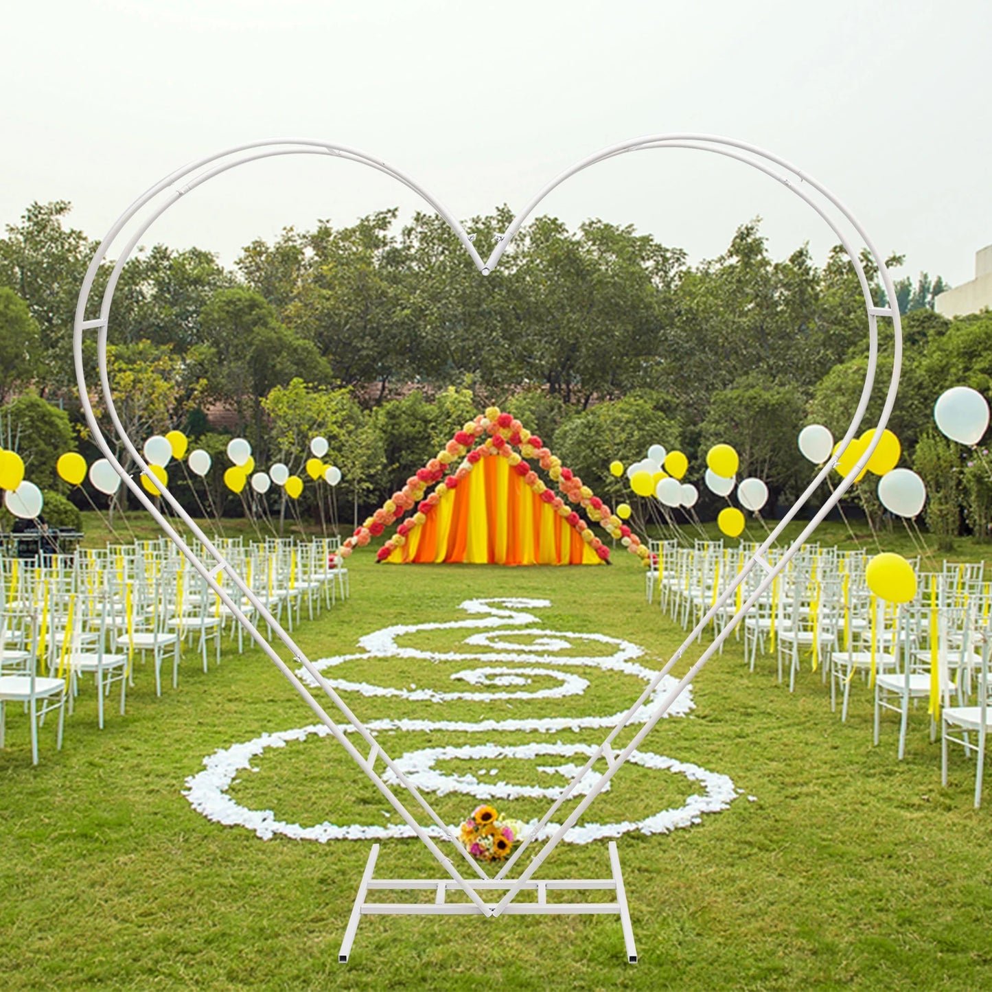 Arco de boda blanco en forma de corazón