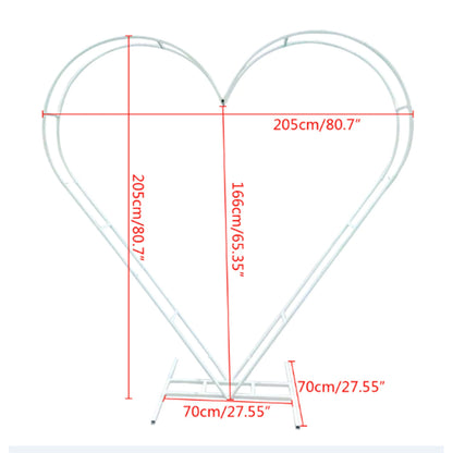 Arco de boda blanco en forma de corazón