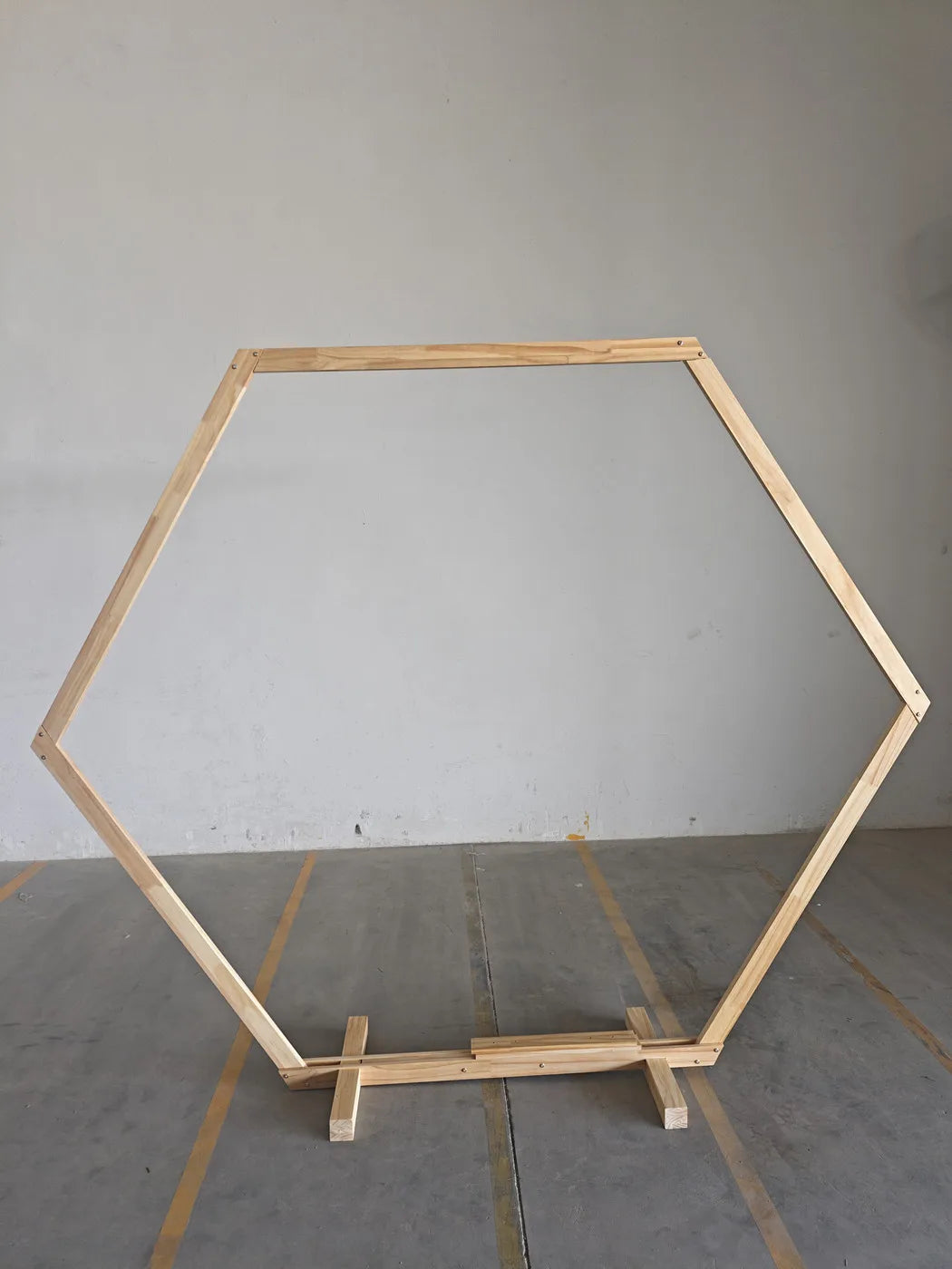 Arco de boda de madera hexagonal (245 x 210 cm) - Base incluida