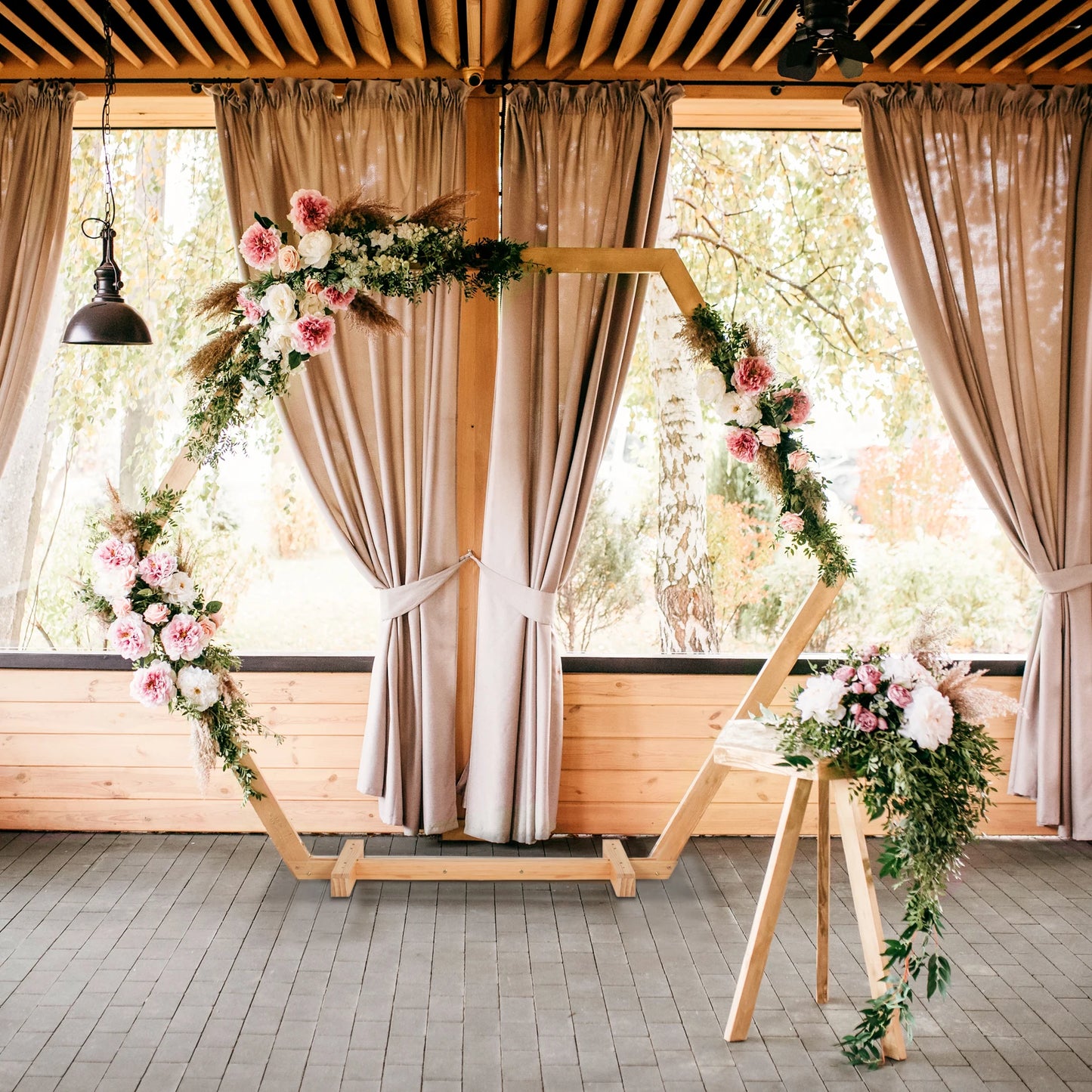 Arco de boda de madera hexagonal (245 x 210 cm) - Base incluida