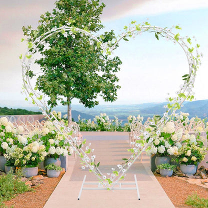 Arco de boda blanco en forma de corazón